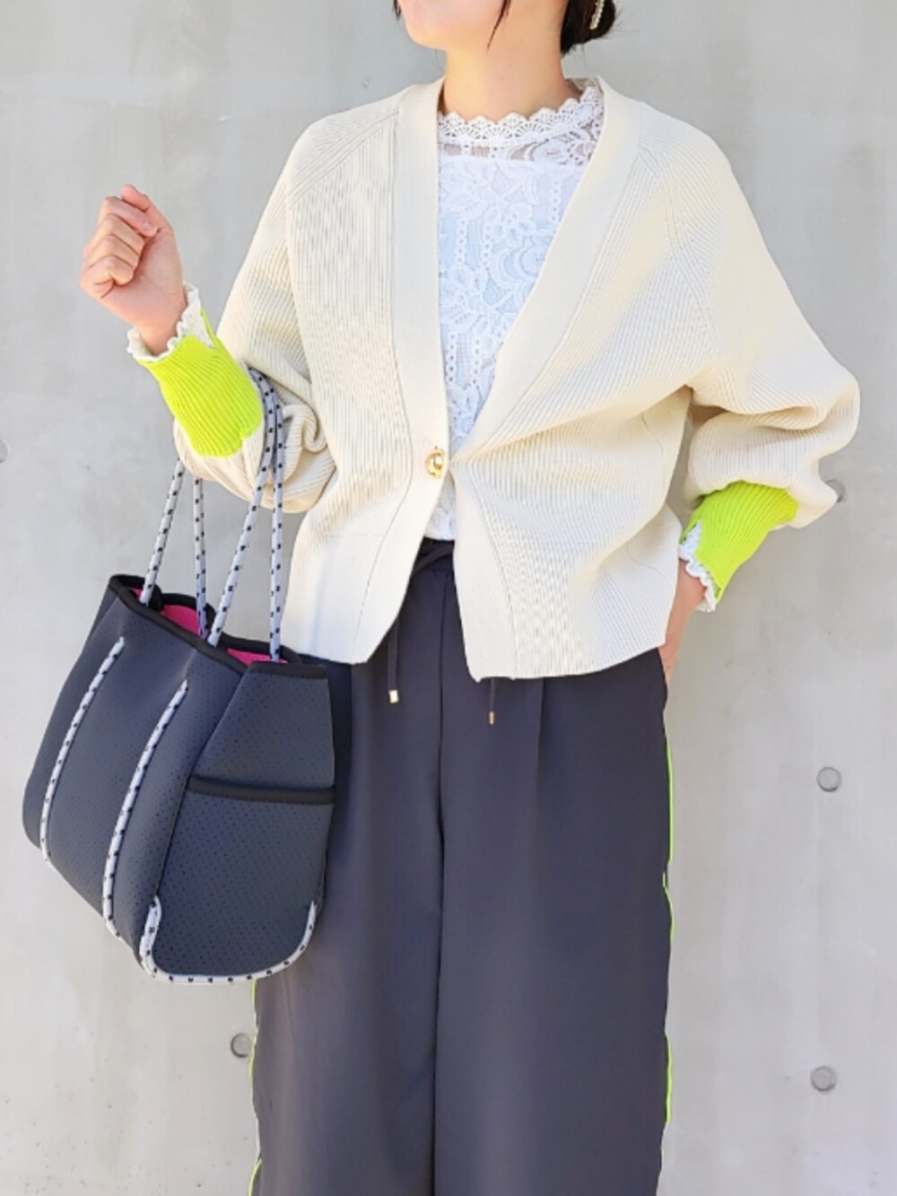 グレー系のその他パンツ、ホワイト系のカーディガン/ボレロ、ブルー系のトートバッグを着用したレディースの冬コーディネートの3枚目の写真