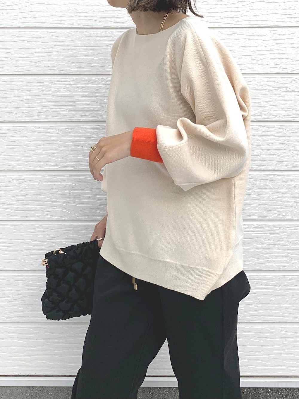 ブラック系のその他パンツ、ブラック系のショルダーバッグ、ホワイト系のニット/セーターを着用したレディースの夏コーディネートの3枚目の写真
