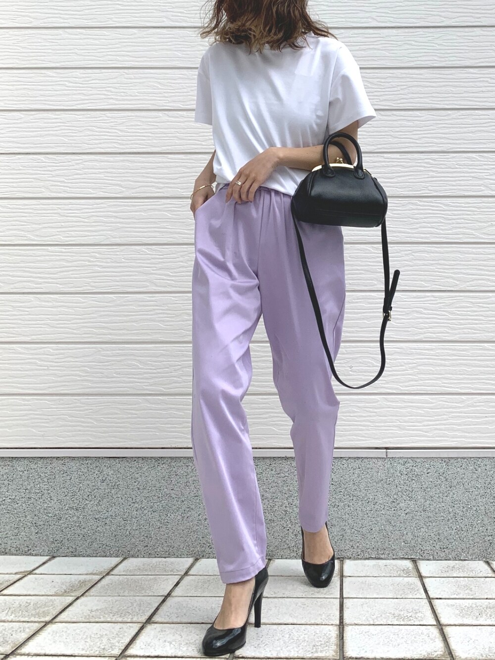 パープル系のその他パンツ、ブラック系のショルダーバッグ、ホワイト系のTシャツ/カットソーを着用したレディースの春コーディネートの2枚目の写真