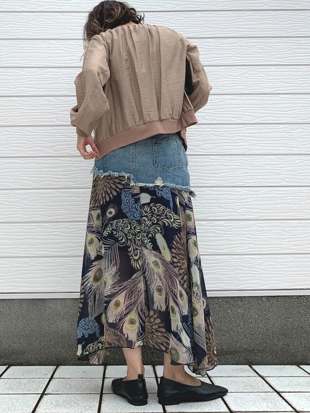 ブラック系のTシャツ/カットソー、イエロー系のブルゾン、その他のスカートを着用したレディースの夏コーディネートの2枚目の写真