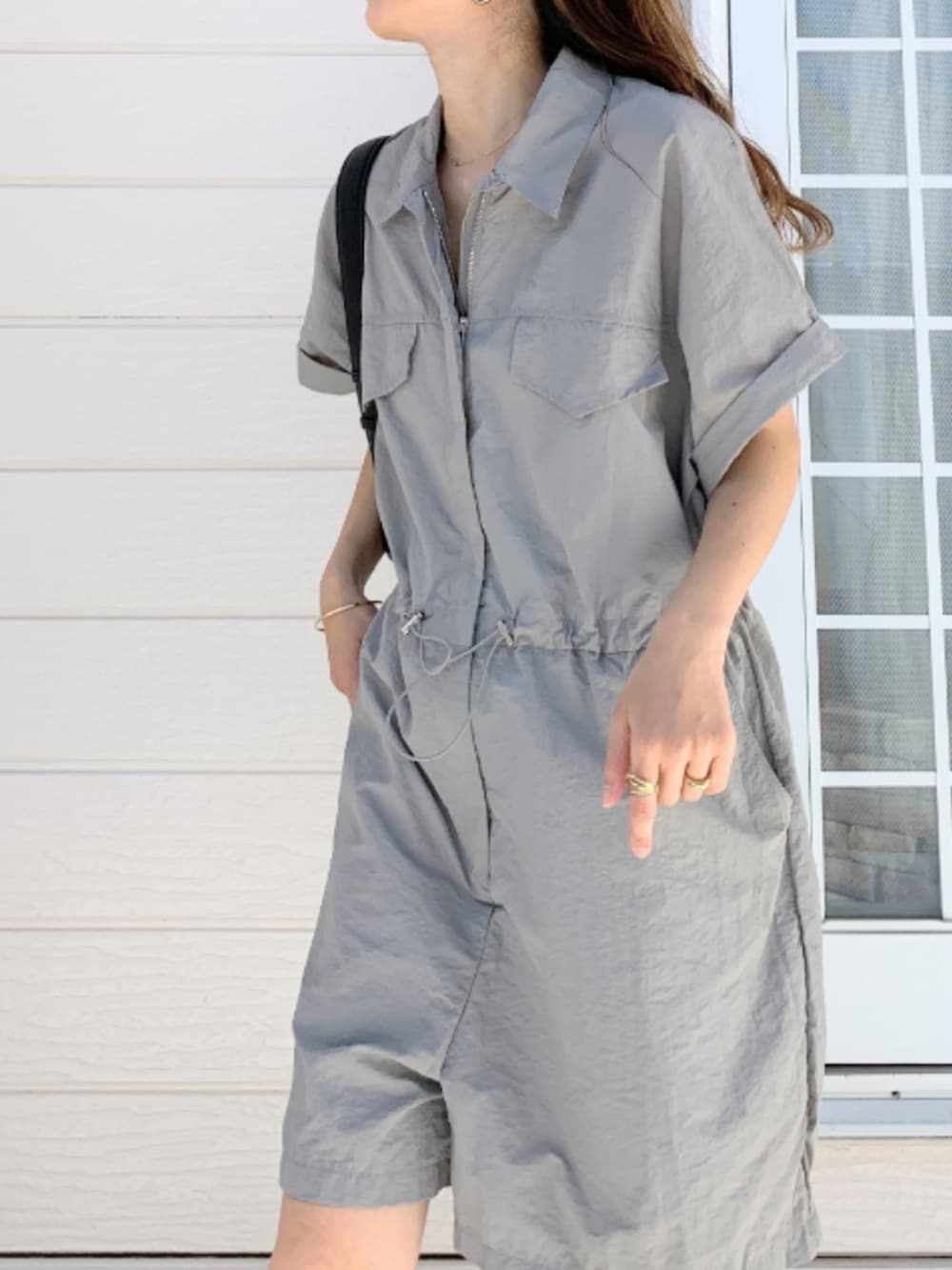 ブラック系のショルダーバッグ、ブラック系のサンダル、グレー系のつなぎ/オールインワンを着用したレディースの春コーディネートの3枚目の写真