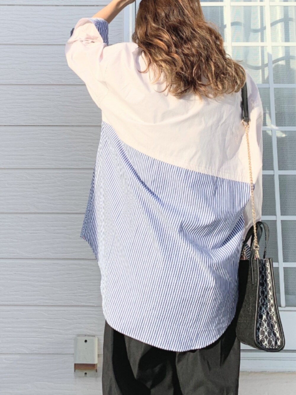 ブラック系のショルダーバッグ、ブラック系のその他パンツ、グレー系のシャツ/ブラウスを着用したレディースの冬コーディネートの4枚目の写真