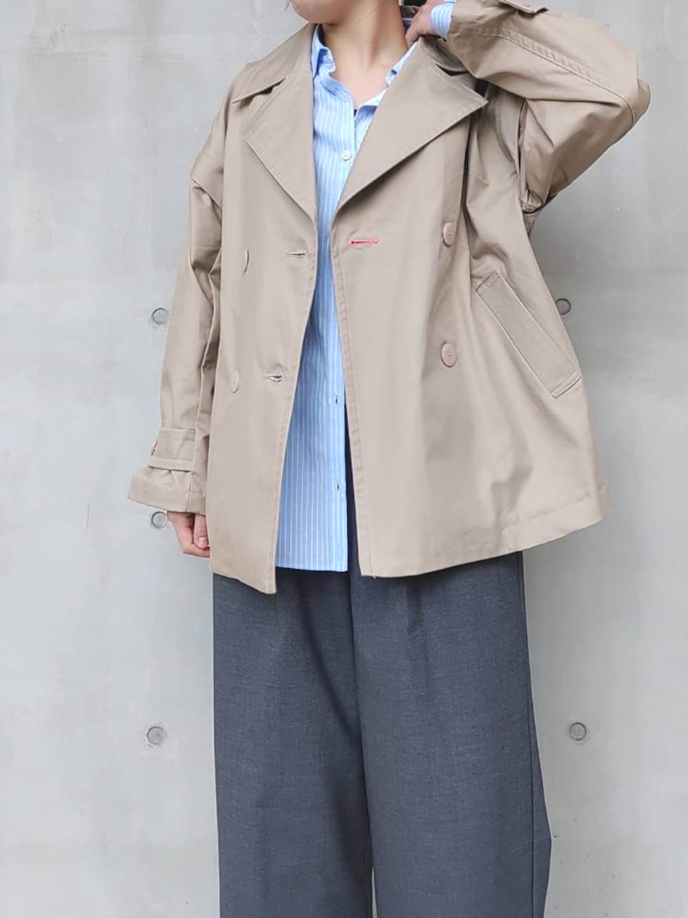 ブルー系のシャツ/ブラウス、グレー系のスラックス、ブラック系のローファーを着用したレディースの冬コーディネートの3枚目の写真