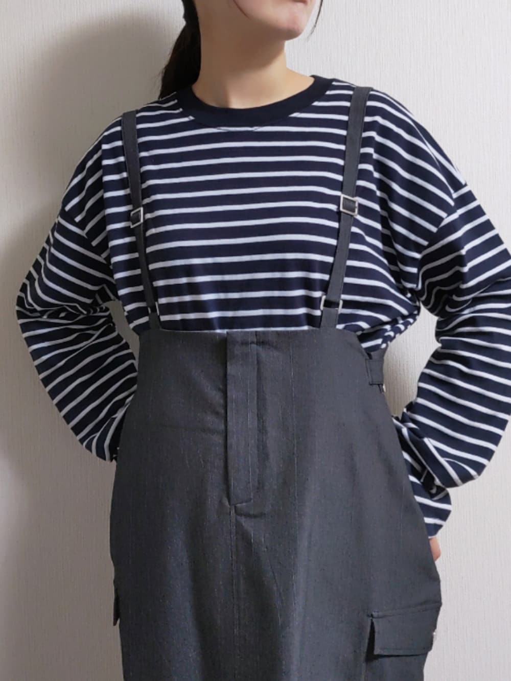 ホワイト系のボストンバッグ、ホワイト系のスニーカー、ホワイト系のカーディガン/ボレロを着用したレディースの冬コーディネートの4枚目の写真