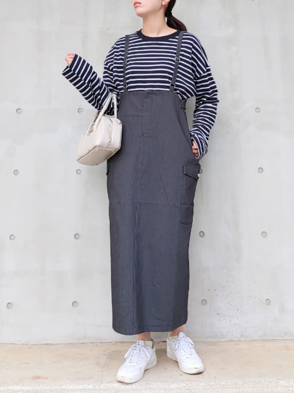 ホワイト系のボストンバッグ、ホワイト系のスニーカー、ホワイト系のカーディガン/ボレロを着用したレディースの冬コーディネートの3枚目の写真