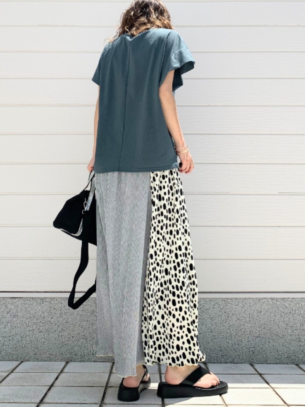 グリーン系のTシャツ/カットソー、ホワイト系のスカートを着用したレディースの春コーディネートの2枚目の写真