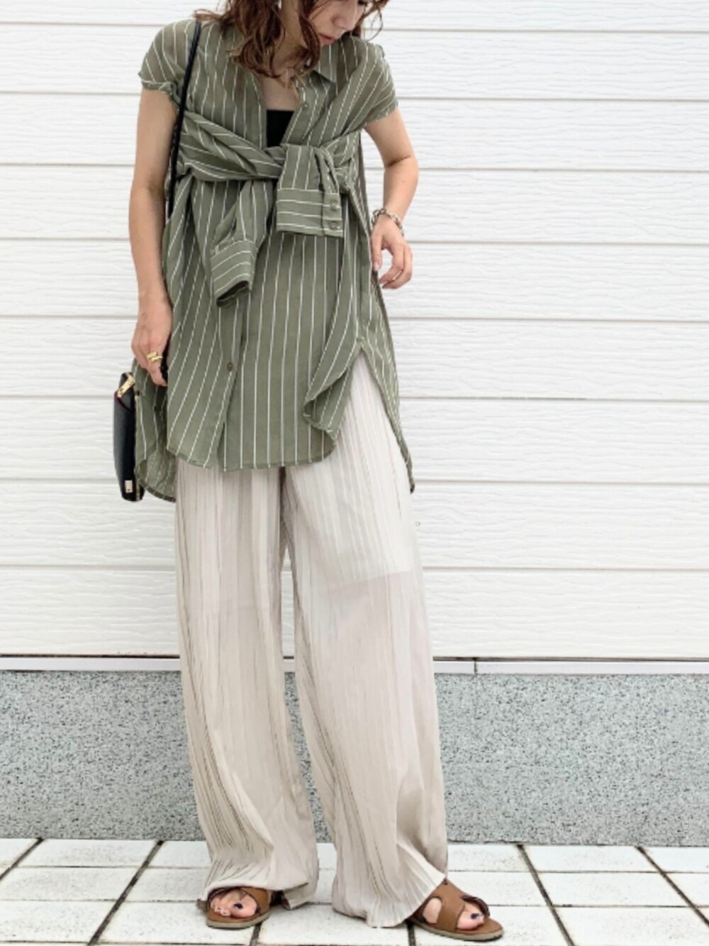 イエロー系のサンダル、ベージュ系のその他パンツ、グリーン系のシャツ/ブラウスを着用したレディースの夏コーディネートの2枚目の写真