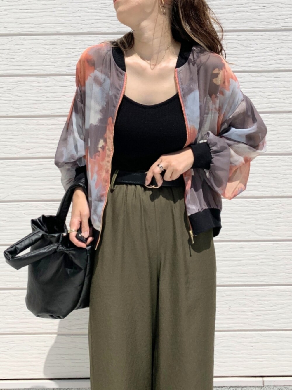 グリーン系のその他パンツ、ブラウン系のサンダル、イエロー系のブルゾンを着用したレディースの夏コーディネートの3枚目の写真