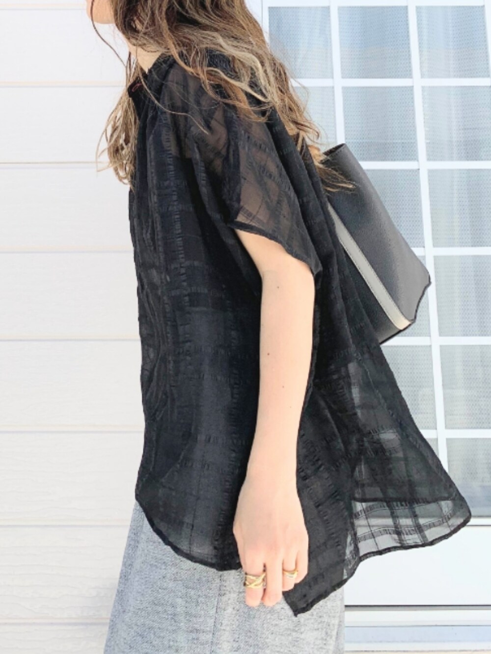 グレー系のトートバッグ、グレー系のその他パンツ、ブラック系のパンプスを着用したレディースの春コーディネートの5枚目の写真