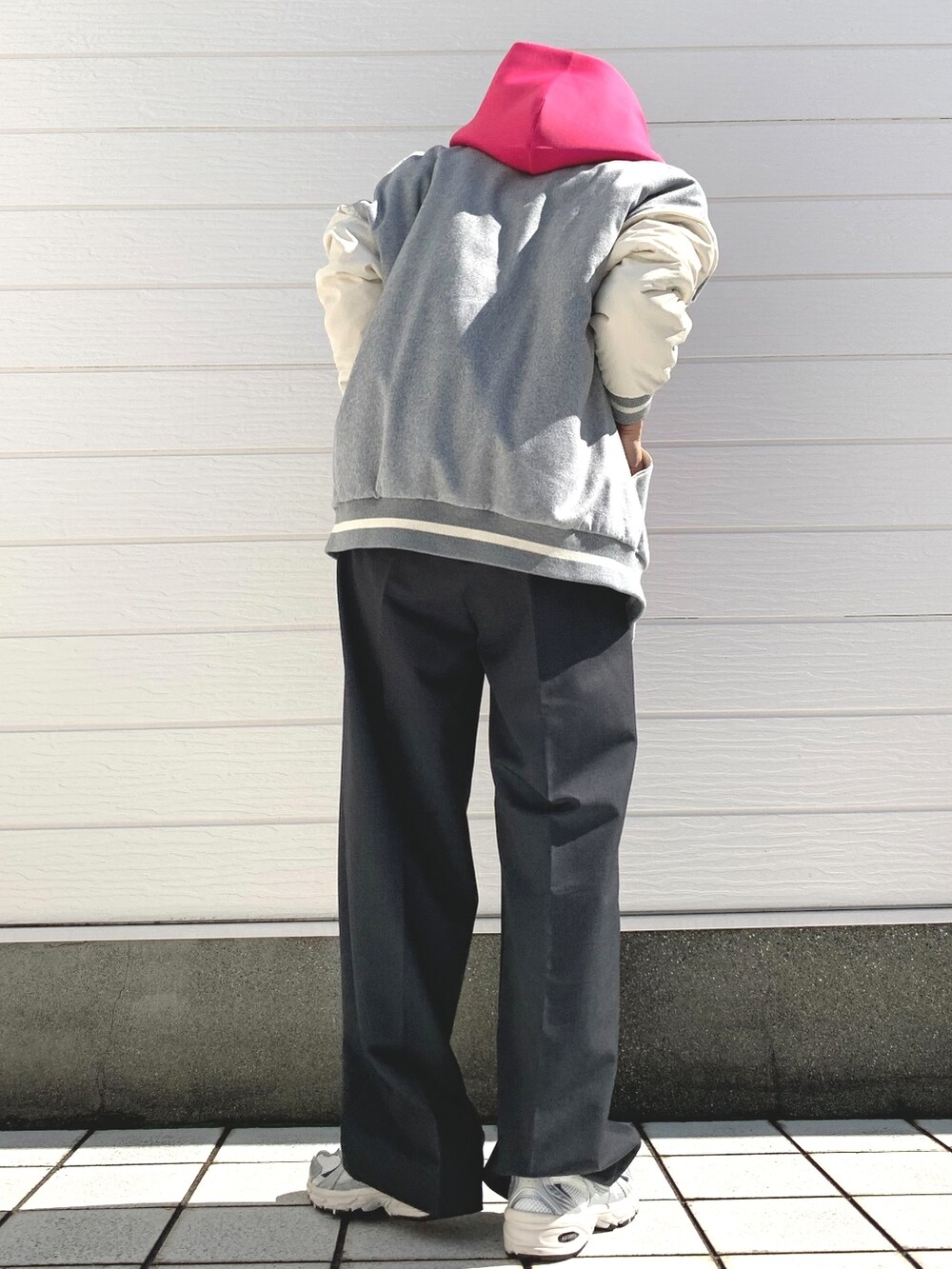 グレー系のその他パンツ、ピンク系のパーカー、グレー系のスタジャンを着用したレディースの秋コーディネートの2枚目の写真