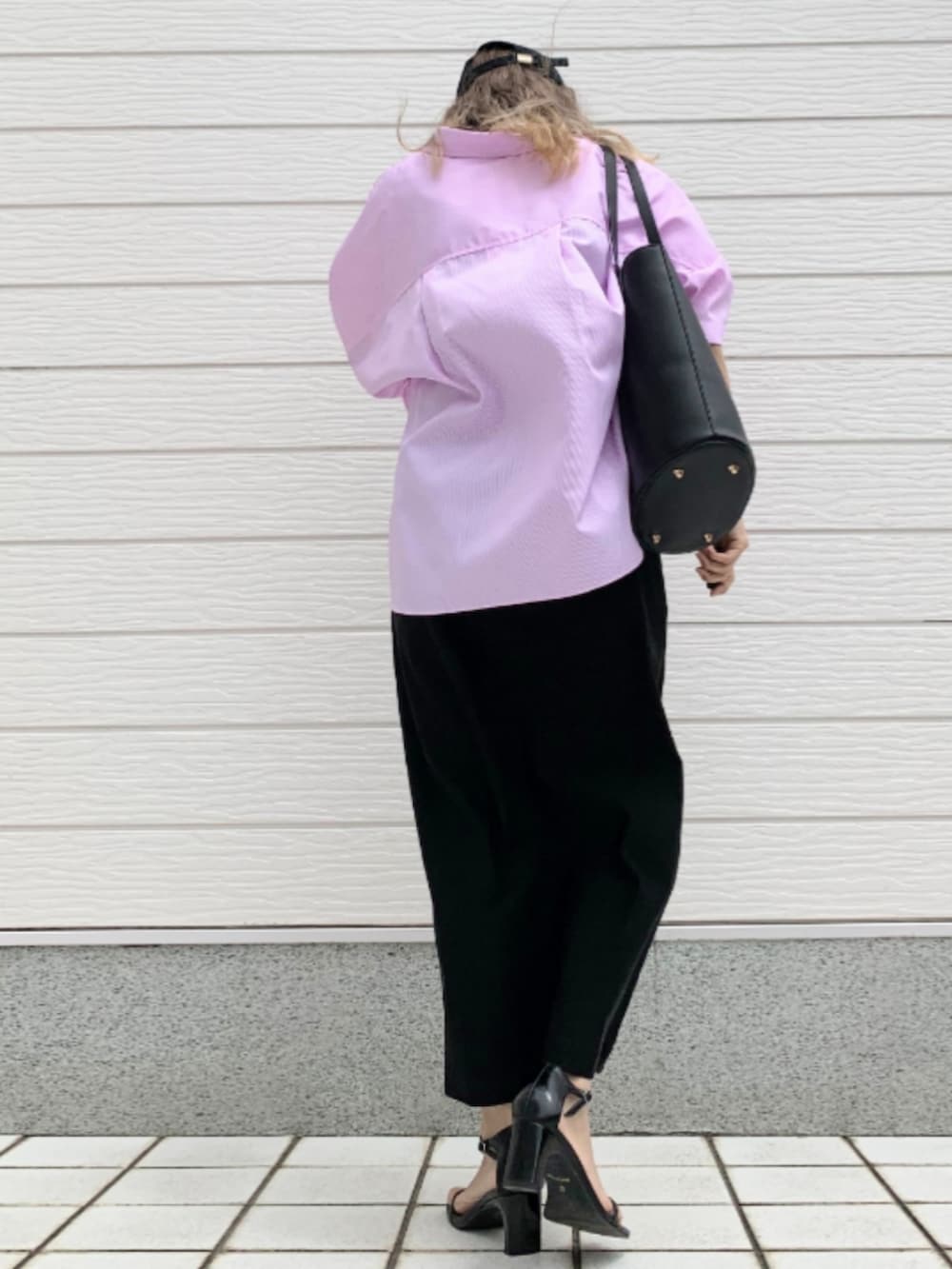 ブラック系のトートバッグ、ブラック系のキャミソール、ブラック系のスカートを着用したレディースの春コーディネートの3枚目の写真