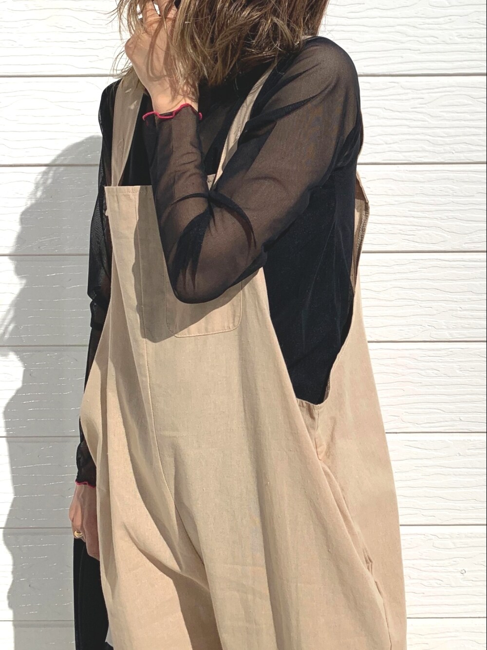 ベージュ系のサロペット/オーバーオール、ブラック系のTシャツ/カットソーを着用したレディースの春コーディネートの3枚目の写真