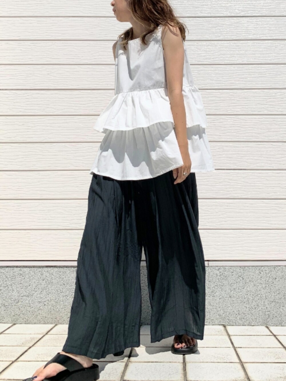ホワイト系のシャツ/ブラウス、ブルー系のその他パンツを着用したレディースの夏コーディネートの2枚目の写真