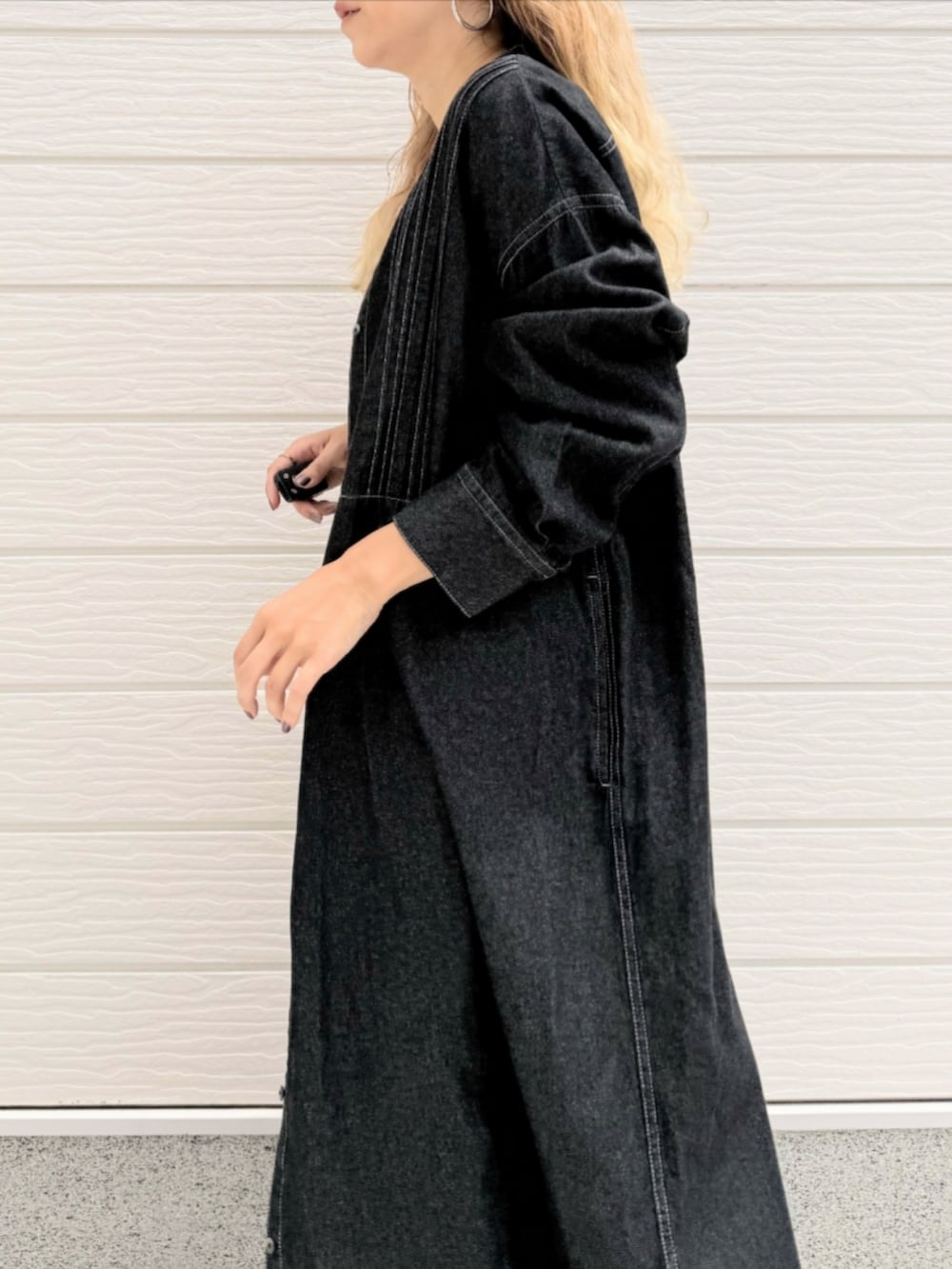 グリーン系のその他パンツ、ブラック系のシャツワンピース、ベージュ系のトートバッグを着用したレディースの夏コーディネートの3枚目の写真