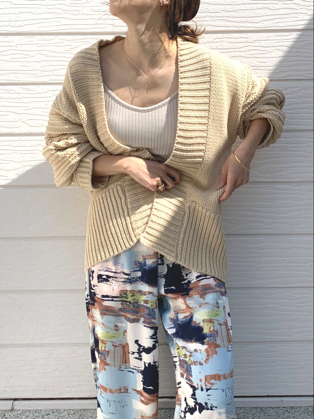 ブルー系のその他パンツ、ベージュ系のカーディガン/ボレロ、ベージュ系のキャミソールを着用したレディースの春コーディネートの3枚目の写真