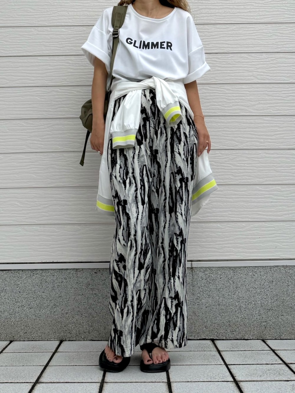 ホワイト系のシャツ/ブラウス、ブラック系のその他パンツ、グレー系のタンクトップを着用したレディースの夏コーディネートの3枚目の写真