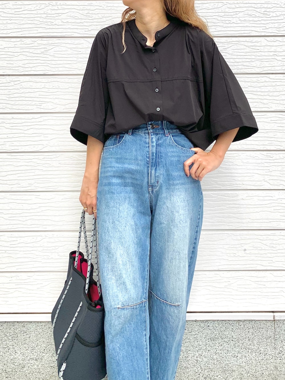 ブラック系のシャツ/ブラウス、ブルー系のデニムパンツ、ブルー系のトートバッグを着用したレディースの夏コーディネートの3枚目の写真