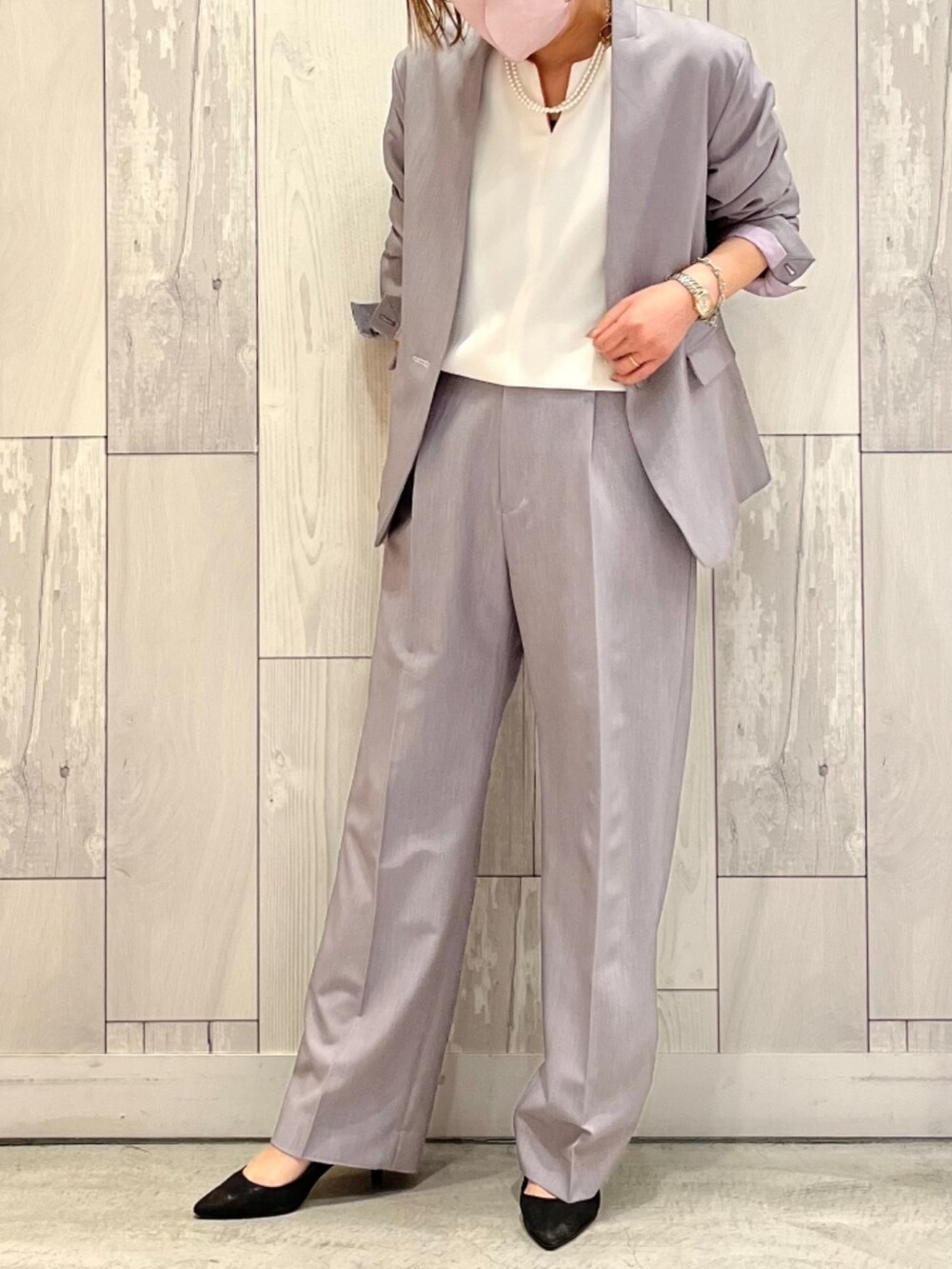 グレー系のその他パンツ、グレー系のノーカラージャケット、グレー系のパーカーを着用したレディースの春コーディネートの2枚目の写真