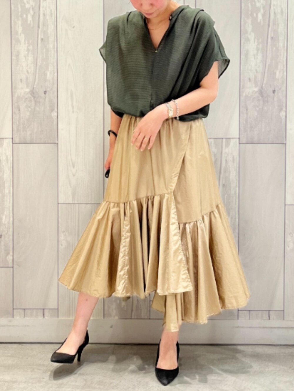 ブラック系のショルダーバッグ、グリーン系のシャツ/ブラウスを着用したレディースの夏コーディネートの2枚目の写真