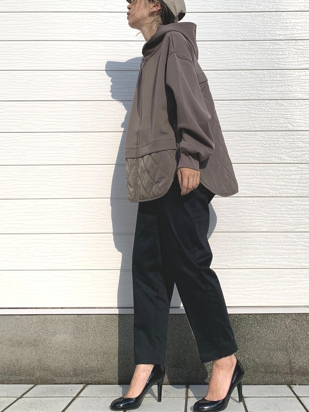 ブラック系のその他パンツ、ホワイト系のショルダーバッグ、ベージュ系のブルゾンを着用したレディースの秋コーディネートの2枚目の写真