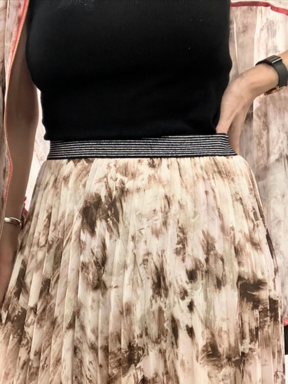 ベージュ系のスカート、ベージュ系のブルゾン、グレー系のTシャツ/カットソーを着用したレディースの秋コーディネートの3枚目の写真