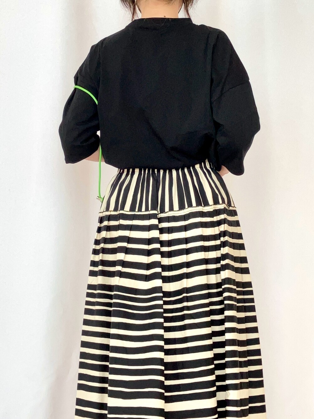 ブラック系のTシャツ/カットソー、グレー系のサンダル、ブラック系のスカートを着用したレディースの夏コーディネートの5枚目の写真