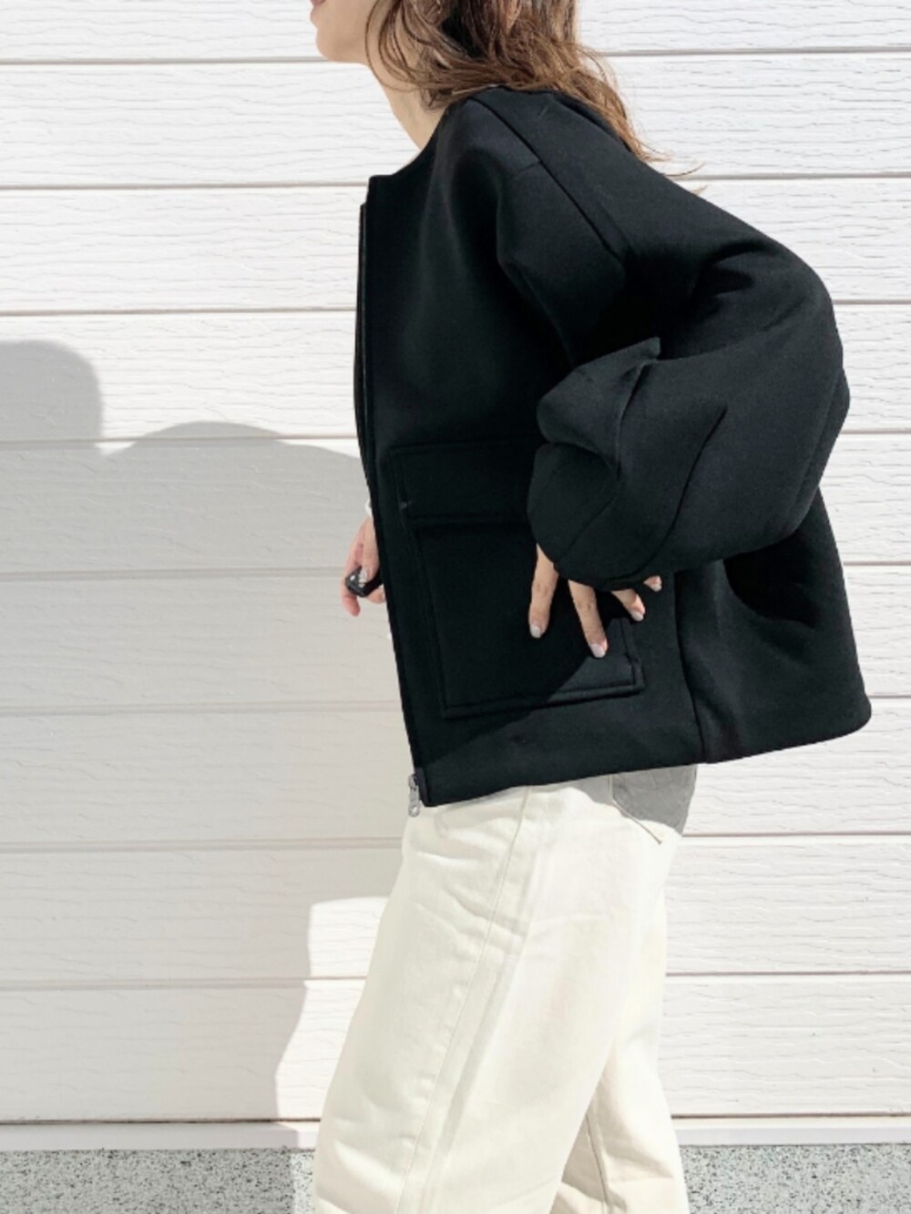 ホワイト系のトートバッグ、ホワイト系のTシャツ/カットソー、ホワイト系のデニムパンツを着用したレディースの冬コーディネートの5枚目の写真