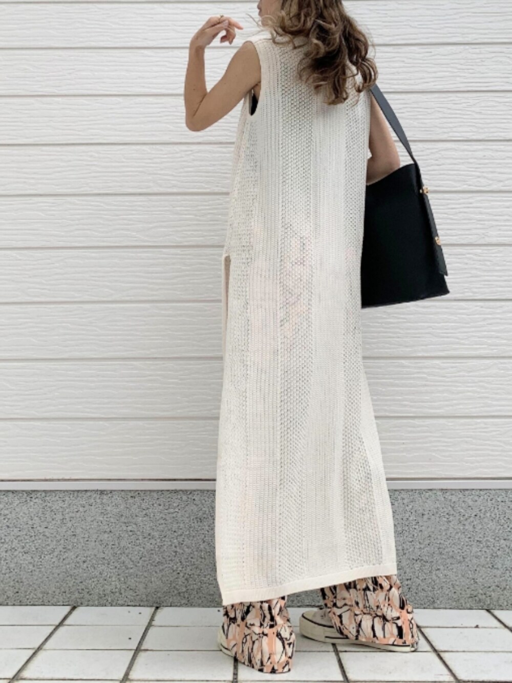 ブラック系のトートバッグ、ベージュ系のその他パンツ、ホワイト系のスニーカーを着用したレディースの春コーディネートの4枚目の写真