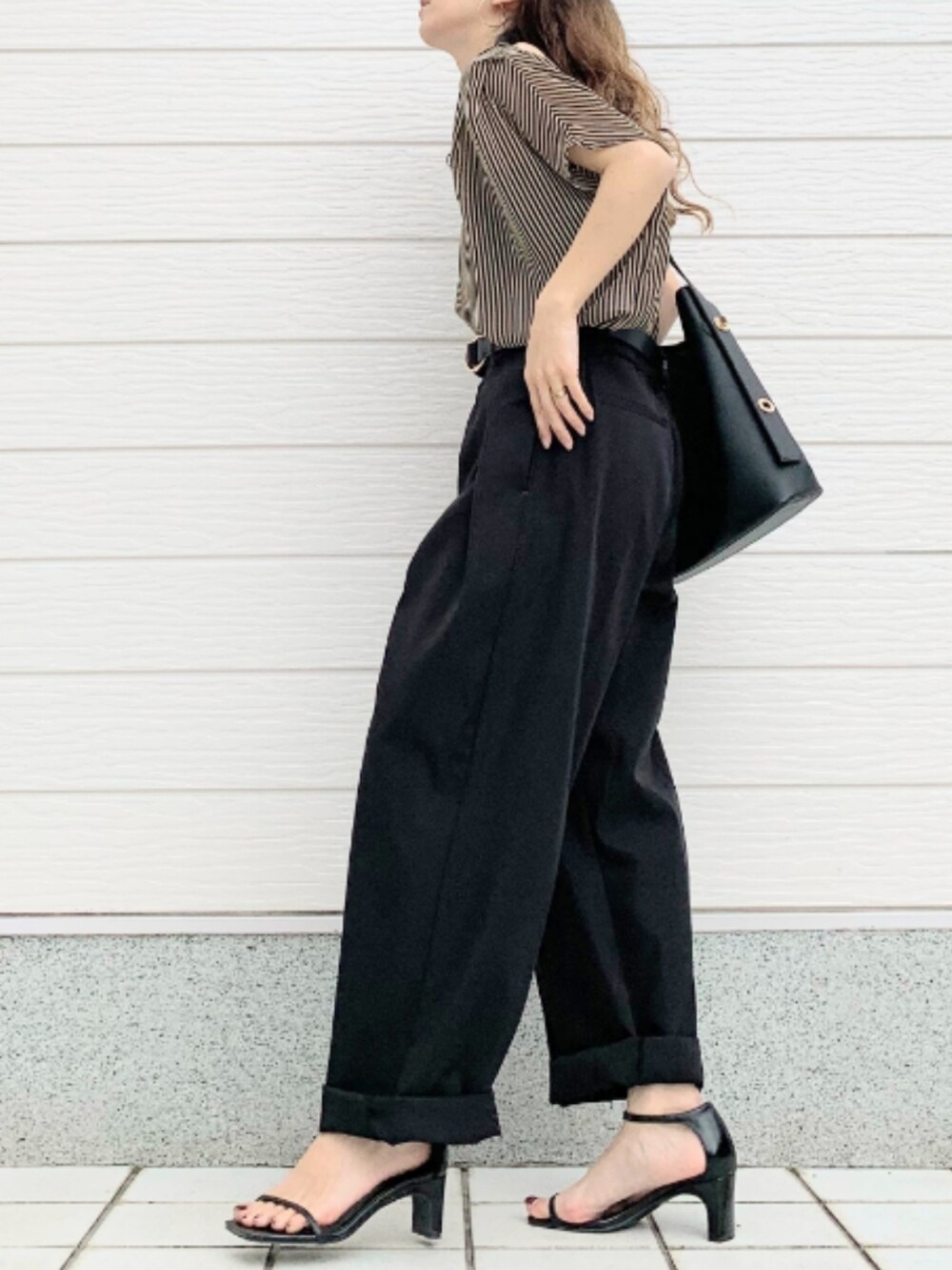 ブラック系のその他パンツ、ブラック系のトートバッグ、ブラック系のキャミソールを着用したレディースの春コーディネートの2枚目の写真