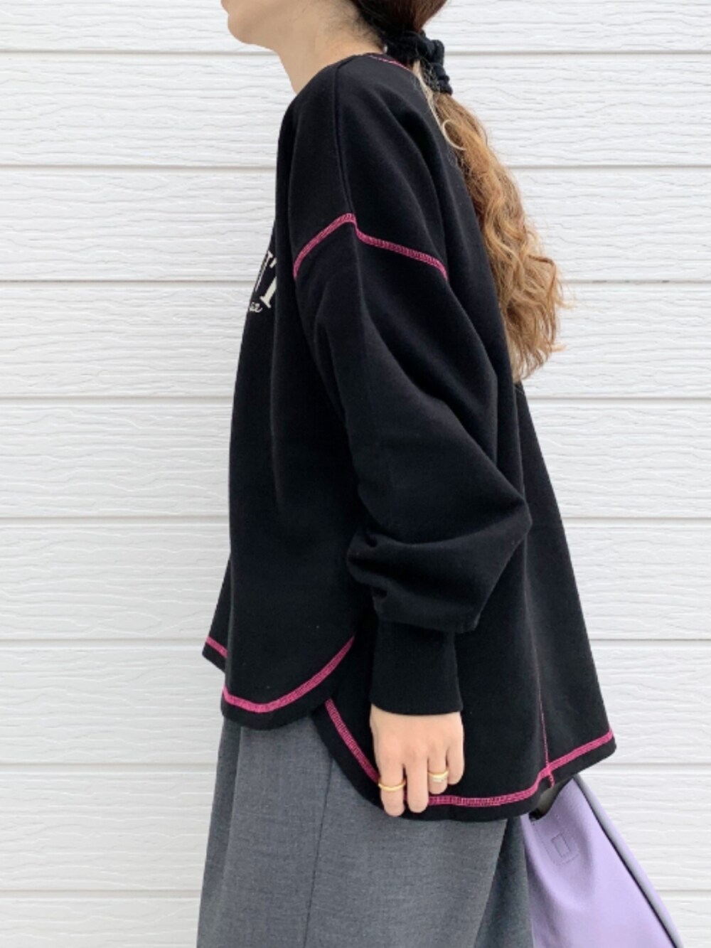 グレー系のスラックス、パープル系のトートバッグ、ブラック系のスウェットを着用したレディースの秋コーディネートの4枚目の写真