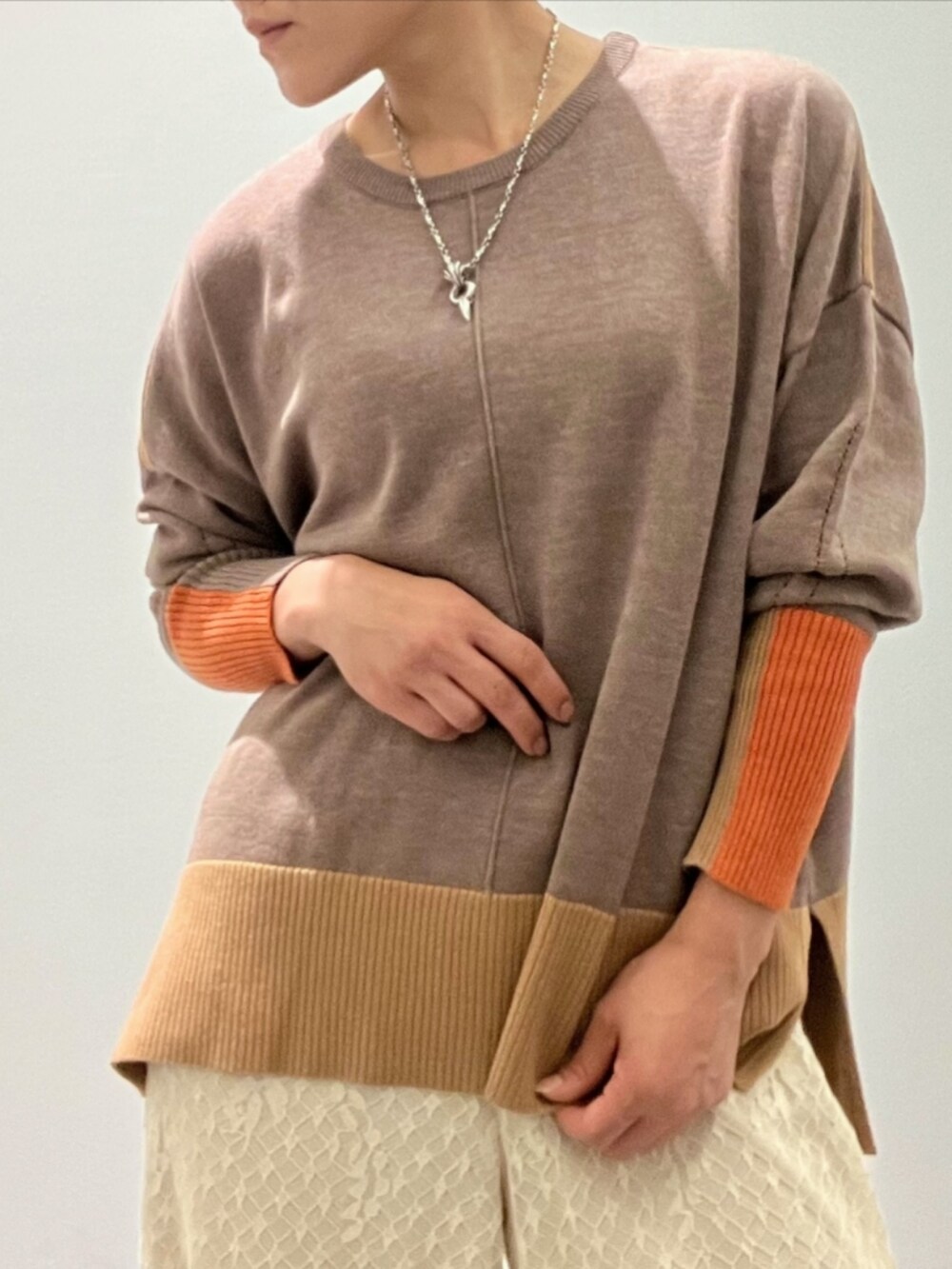 ホワイト系のその他パンツ、ベージュ系のトートバッグ、ブラウン系のニット/セーターを着用したレディースの秋コーディネートの3枚目の写真