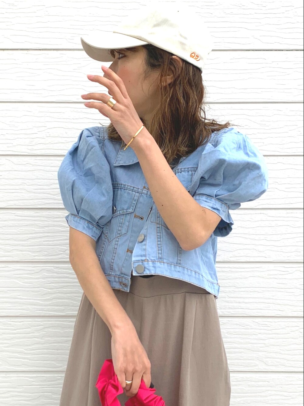 ベージュ系のサロペット/オーバーオール、ピンク系のかごバッグ、ブルー系のデニムジャケットを着用したレディースの春コーディネートの4枚目の写真