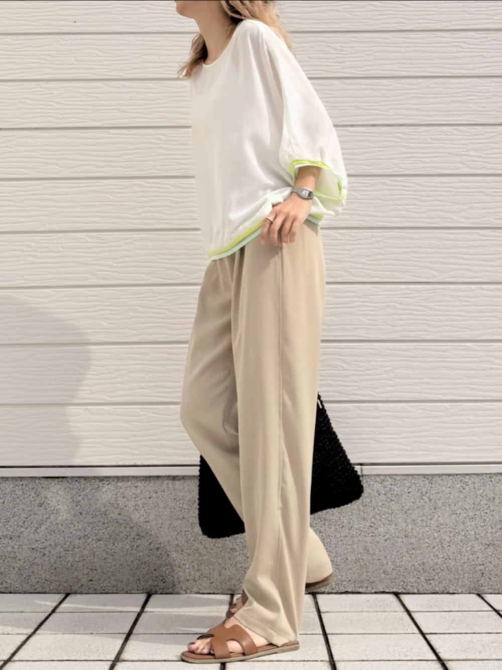 ブラック系のトートバッグ、ベージュ系のその他パンツ、ホワイト系のシャツ/ブラウスを着用したレディースの冬コーディネートの2枚目の写真