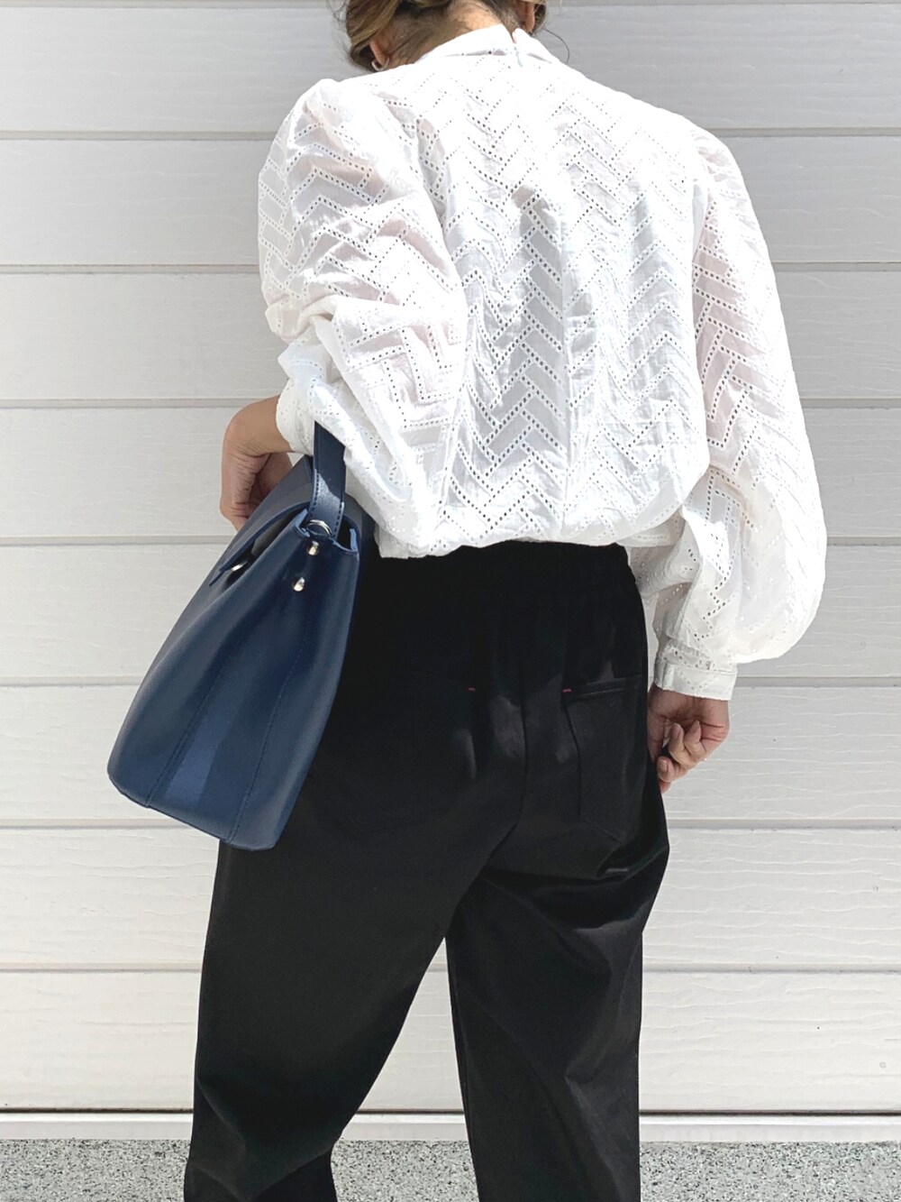 ホワイト系のシャツ/ブラウス、ブルー系のハンドバッグ、ブラック系のその他パンツを着用したレディースの春コーディネートの4枚目の写真