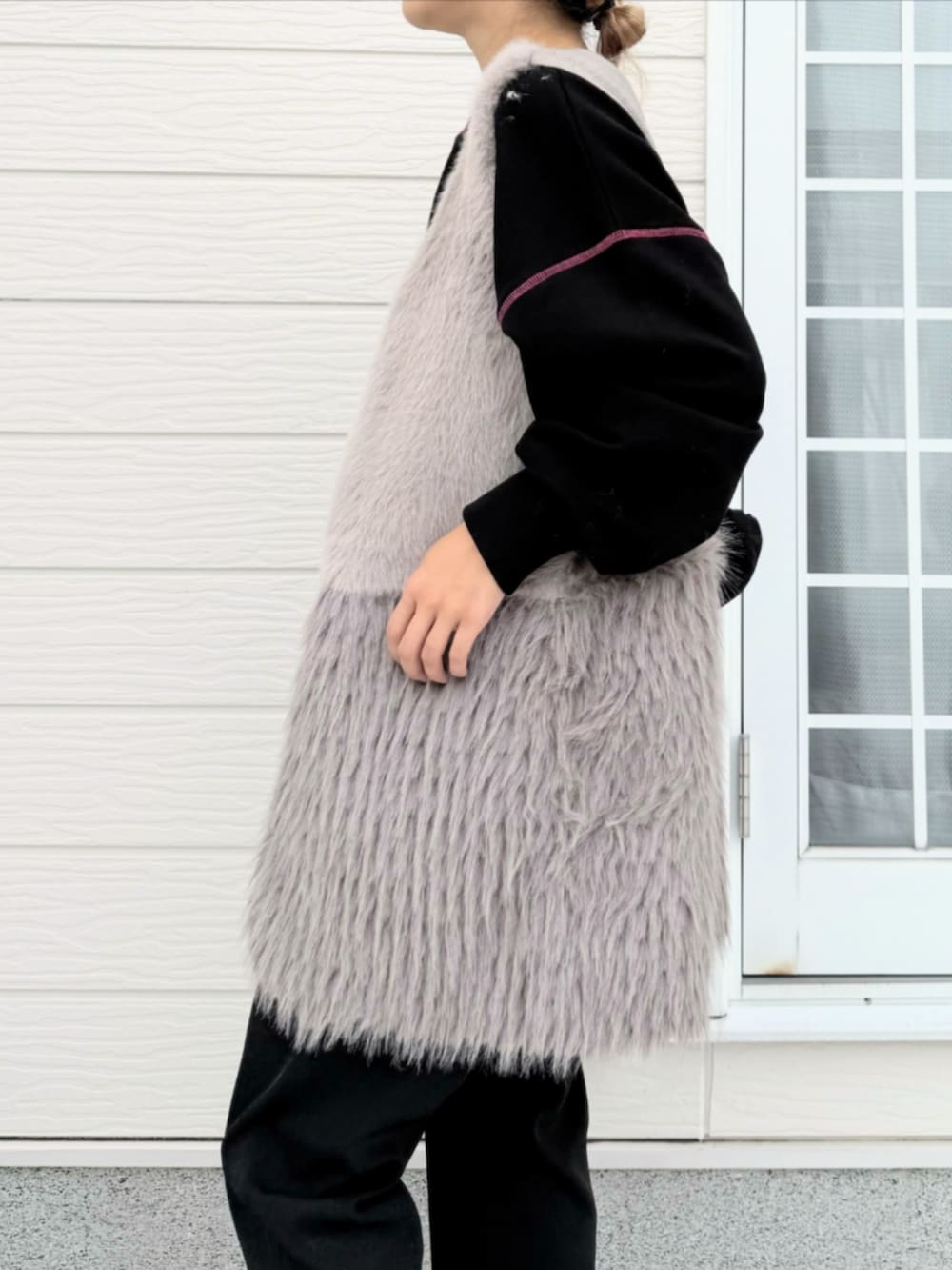 ブラック系のスウェット、ブラック系のその他パンツ、グレー系のベストを着用したレディースの秋コーディネートの5枚目の写真