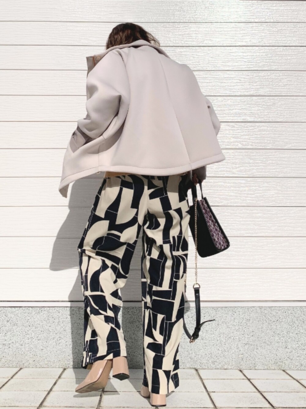 ブラウン系のショルダーバッグ、ベージュ系のその他パンツ、イエロー系のニット/セーターを着用したレディースの秋コーディネートの3枚目の写真