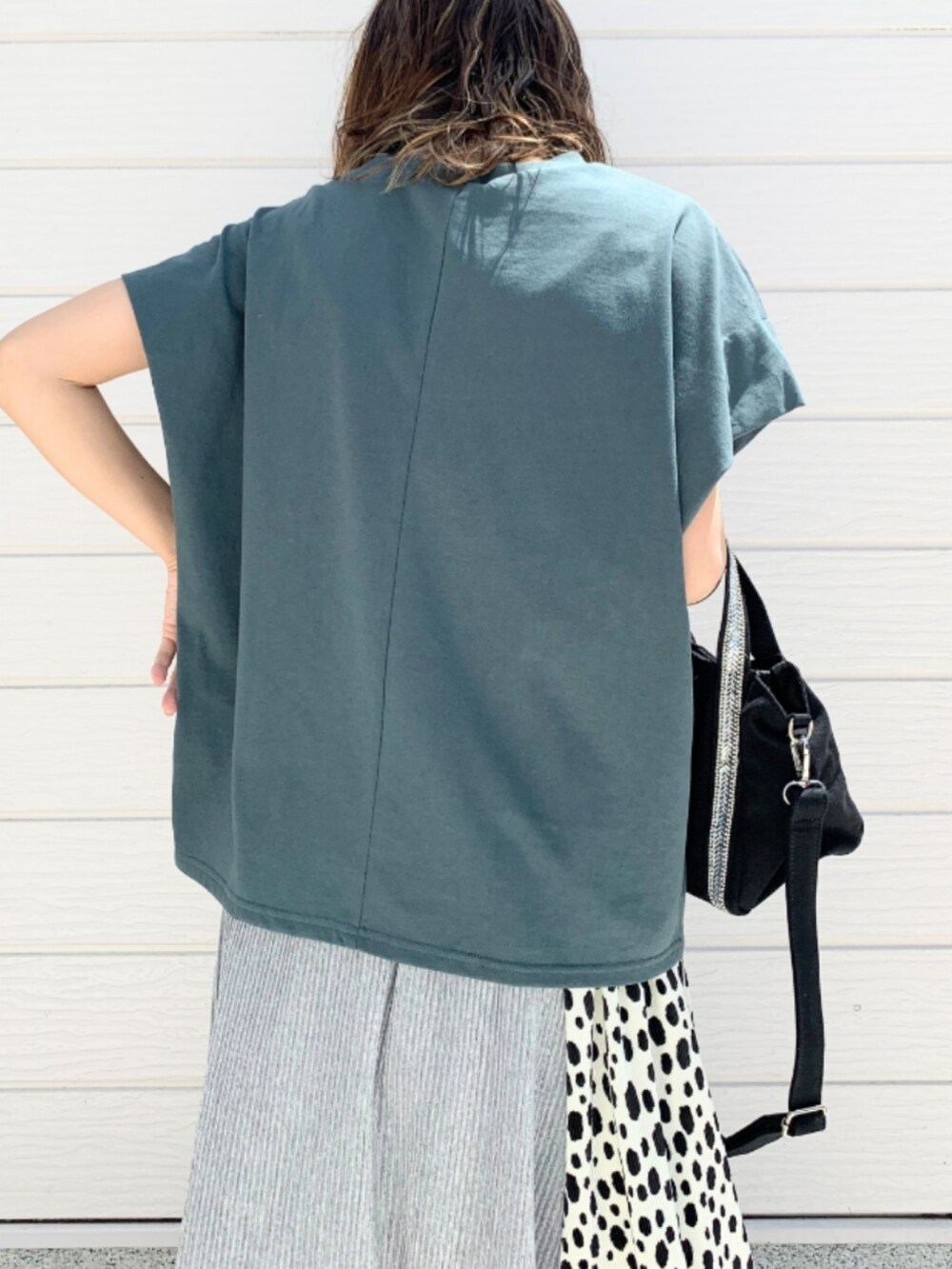 グリーン系のTシャツ/カットソー、ホワイト系のスカートを着用したレディースの春コーディネートの5枚目の写真