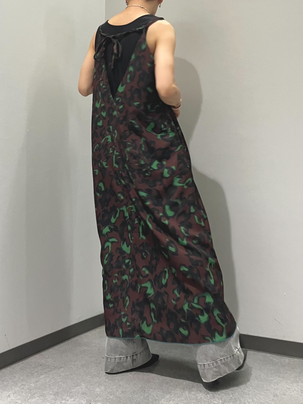 ブラウン系のワンピース、ブラック系のタンクトップ、グレー系のデニムパンツを着用したレディースの夏コーディネートの3枚目の写真