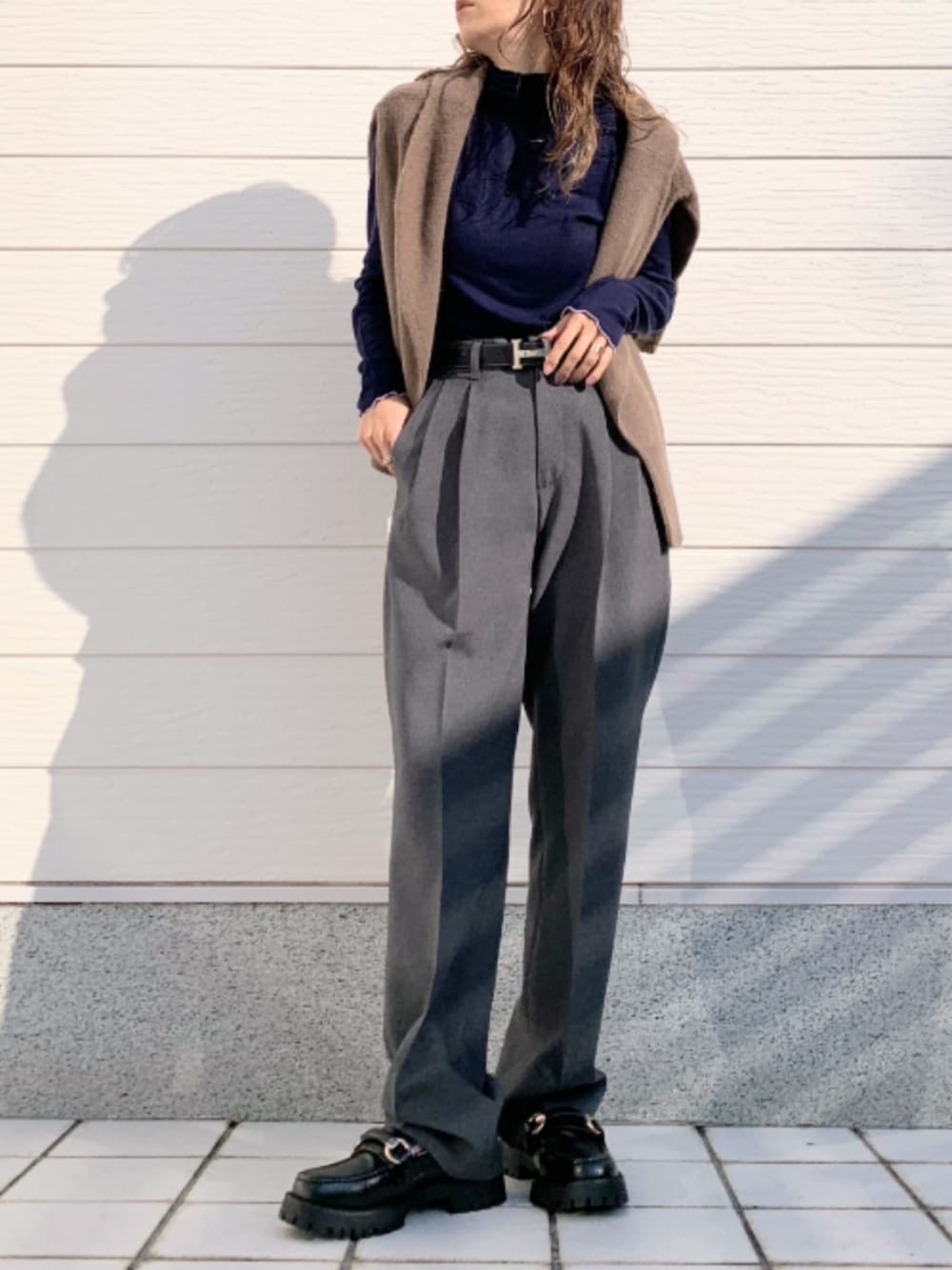 グレー系のその他パンツ、ブラック系のローファー、ブラウン系のニット/セーターを着用したレディースの冬コーディネートの2枚目の写真