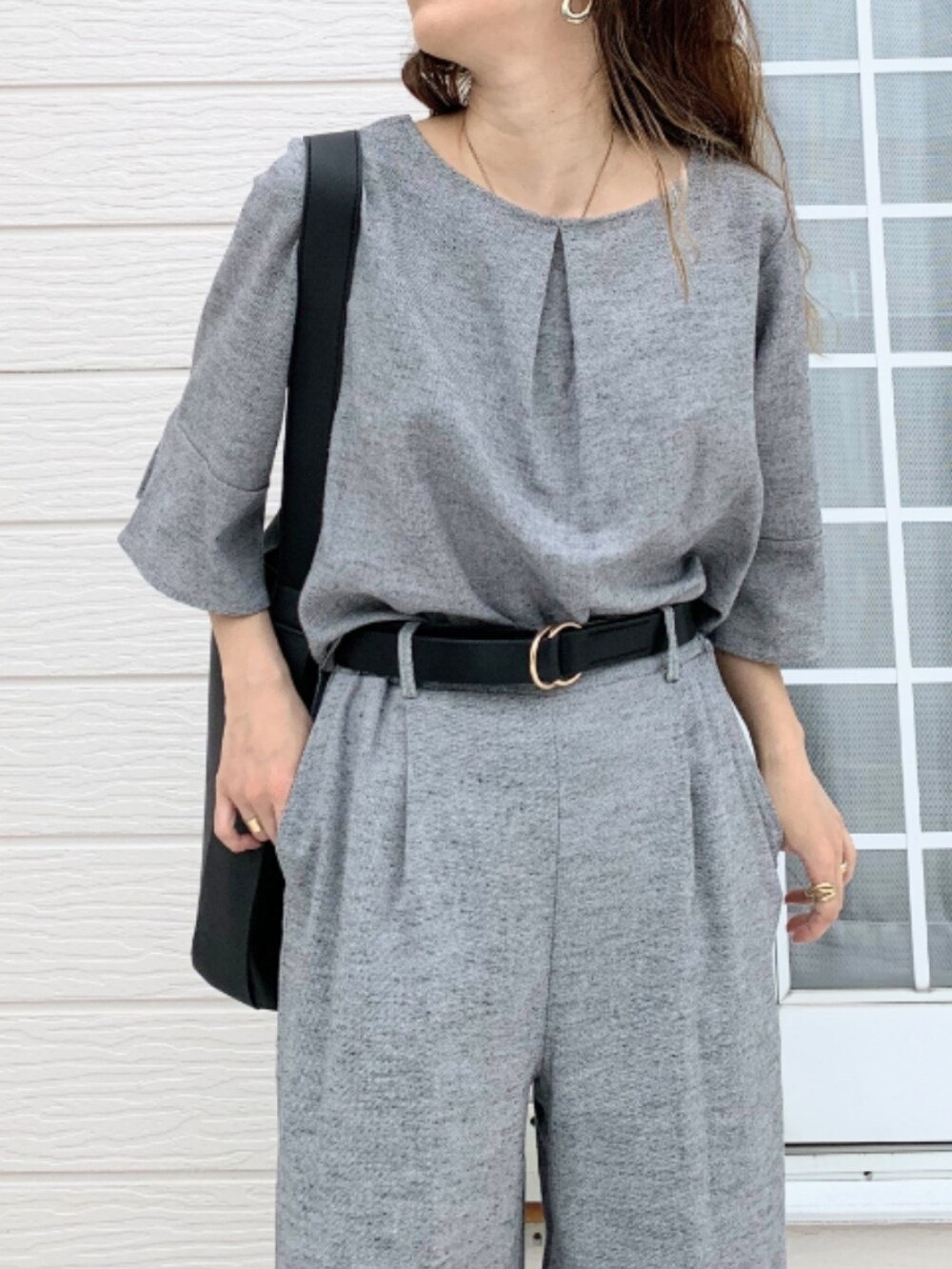 ブラック系のトートバッグ、グレー系のその他パンツ、グレー系のシャツ/ブラウスを着用したレディースの春コーディネートの3枚目の写真