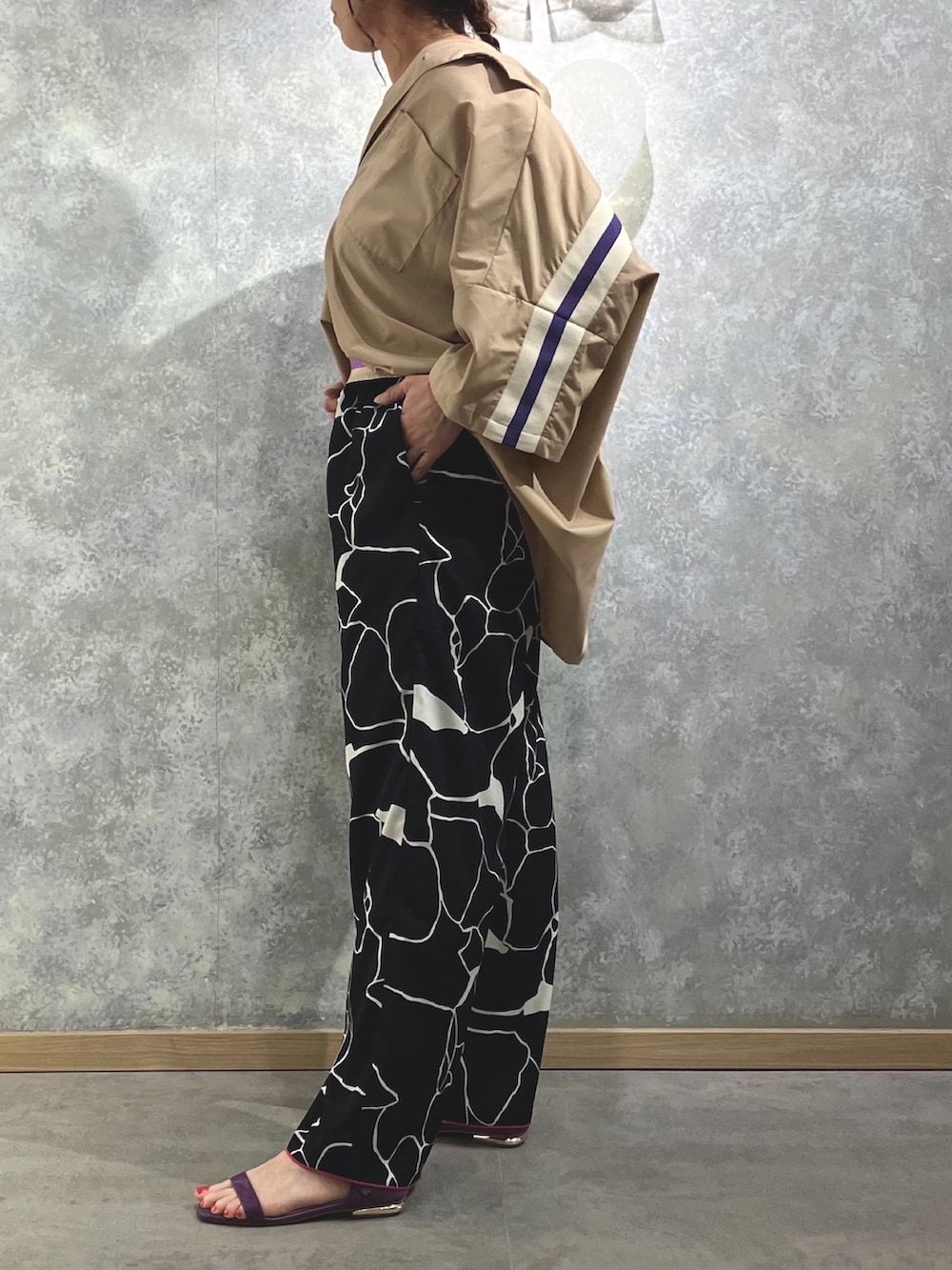 ブラック系のその他パンツ、ベージュ系のシャツ/ブラウスを着用したレディースの夏コーディネートの2枚目の写真