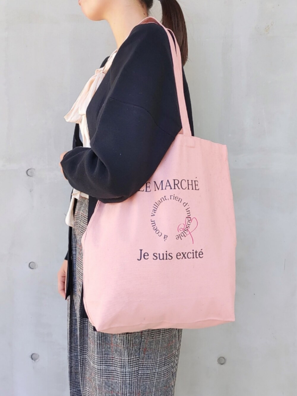 ベージュ系のトートバッグ、ブラック系のスラックス、ホワイト系のシャツ/ブラウスを着用したレディースの秋コーディネートの4枚目の写真