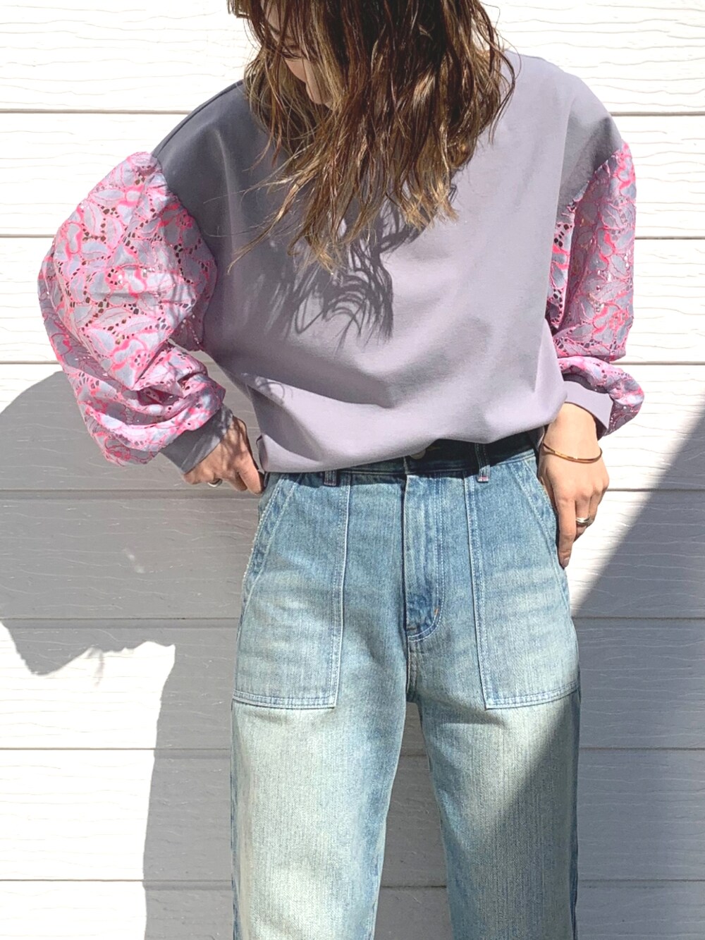 ブルー系のデニムパンツ、グレー系のTシャツ/カットソーを着用したレディースの春コーディネートの3枚目の写真