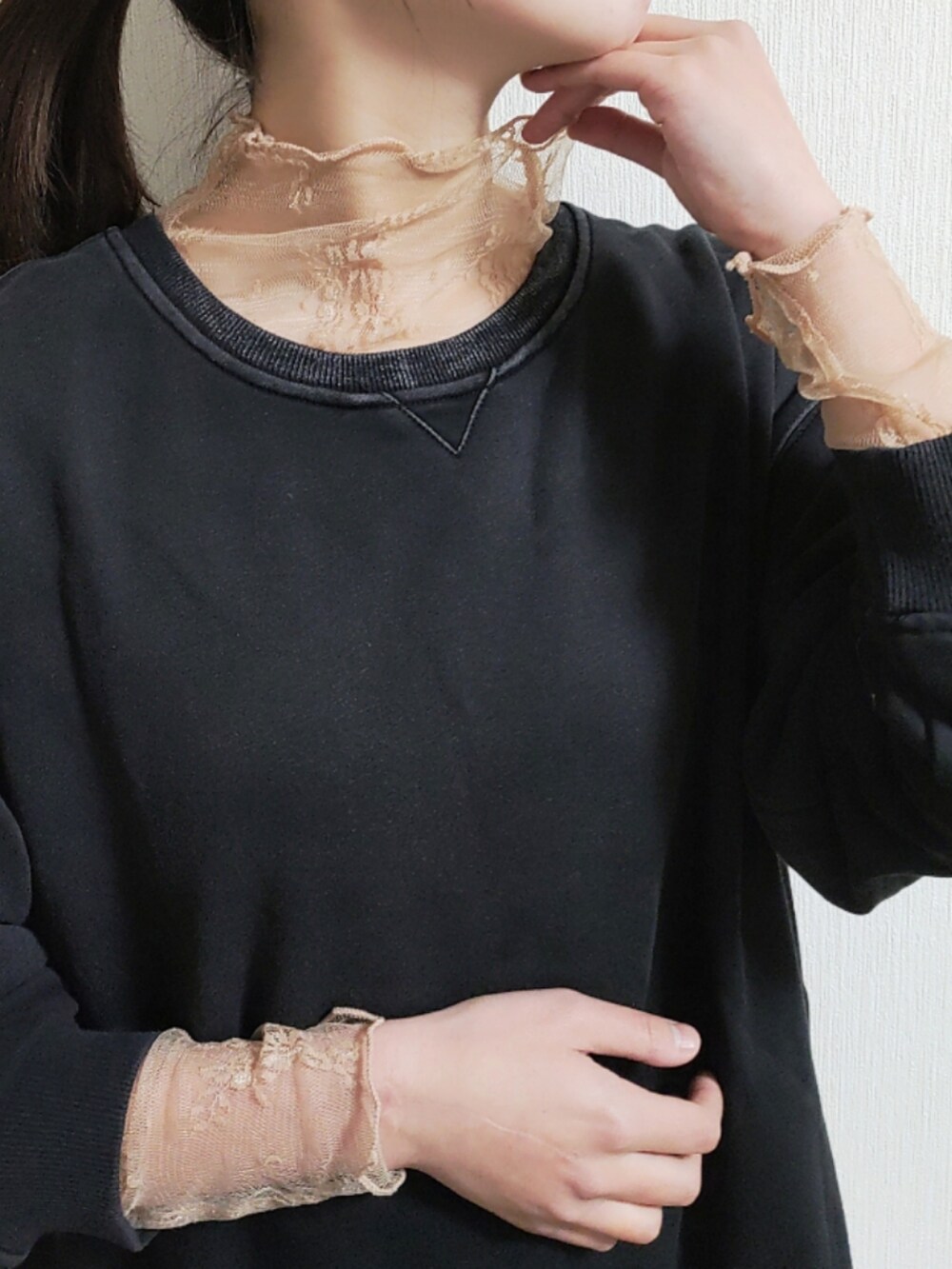 ブラック系のスウェット、ホワイト系のデニムスカート、ブラック系のスニーカーを着用したレディースの冬コーディネートの4枚目の写真