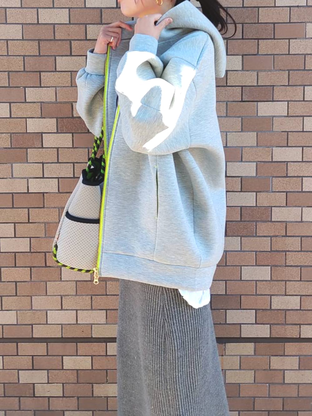 ホワイト系のスニーカー、グレー系のトートバッグ、グレー系のその他アウターを着用したレディースの冬コーディネートの4枚目の写真