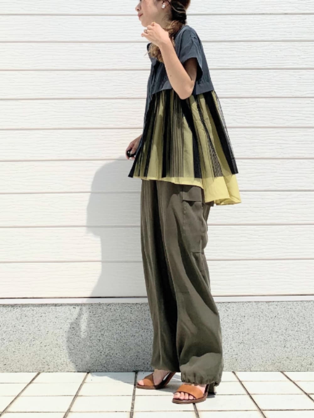 グリーン系のカーゴパンツ、ブラウン系のサンダル、グレー系のシャツ/ブラウスを着用したレディースの夏コーディネートの2枚目の写真