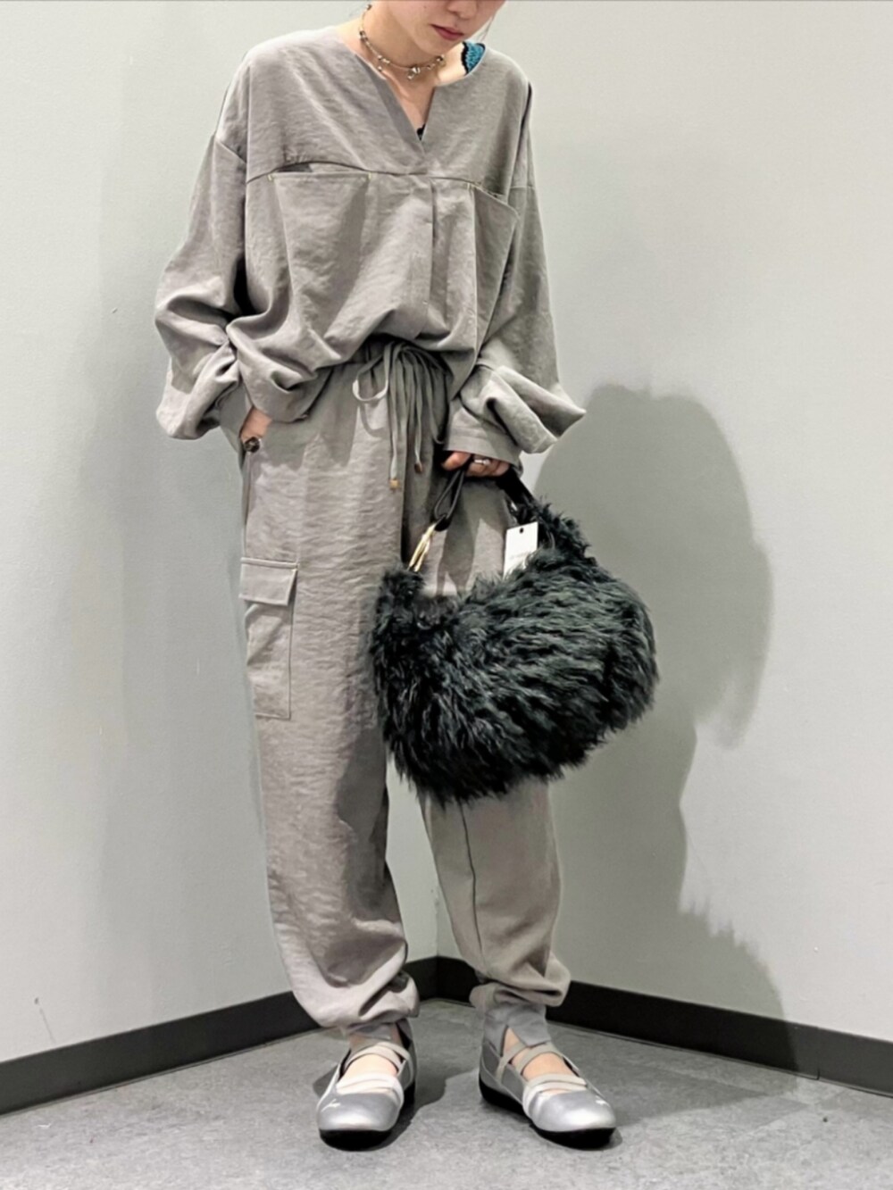 グレー系のハンドバッグ、グレー系のその他パンツ、グレー系のシャツ/ブラウスを着用したレディースの秋コーディネートの2枚目の写真