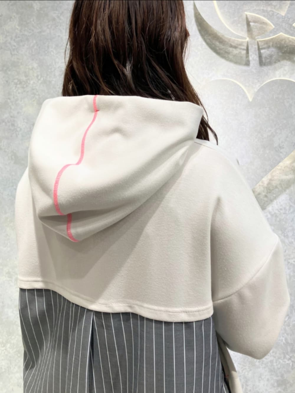 ホワイト系のワンピース、ブラック系のスカートを着用したレディースの冬コーディネートの3枚目の写真