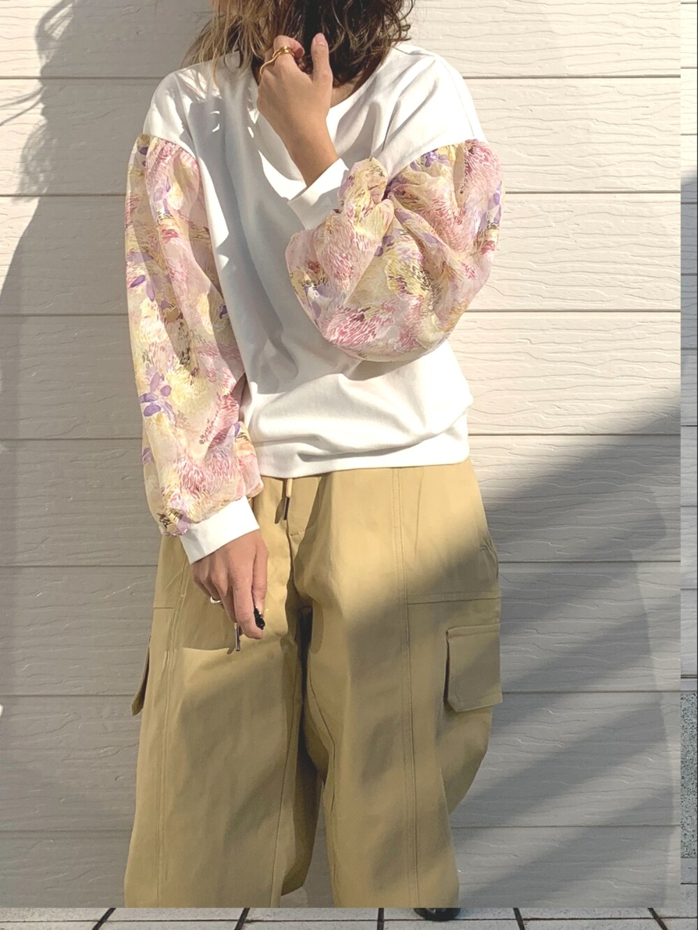 ベージュ系のその他パンツ、ホワイト系のTシャツ/カットソーを着用したレディースの冬コーディネートの4枚目の写真