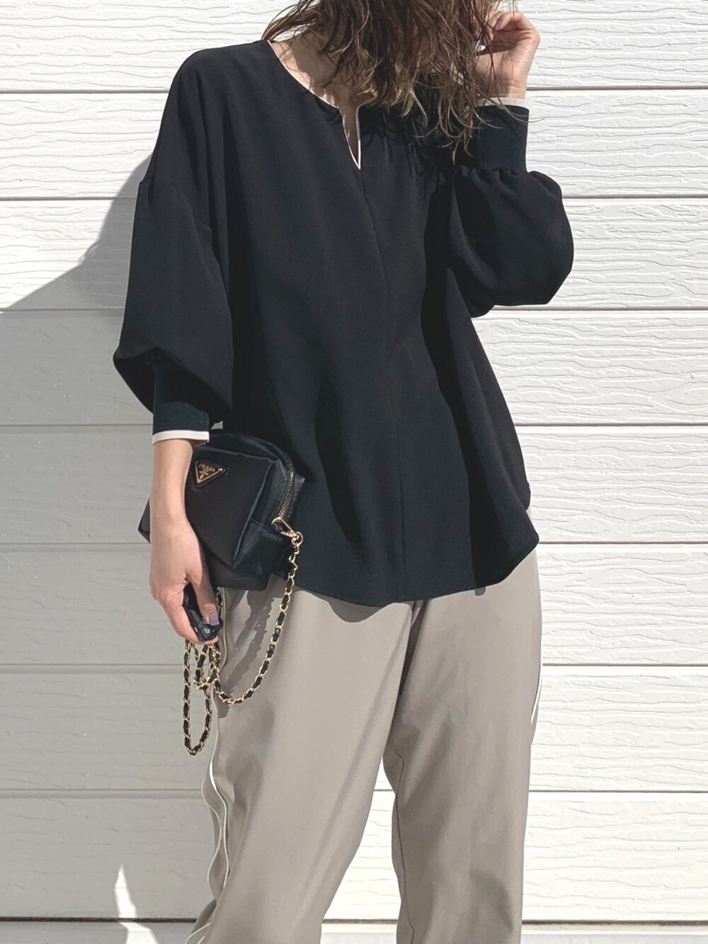 ベージュ系のその他パンツ、ブラック系のシャツ/ブラウスを着用したレディースの春コーディネートの3枚目の写真